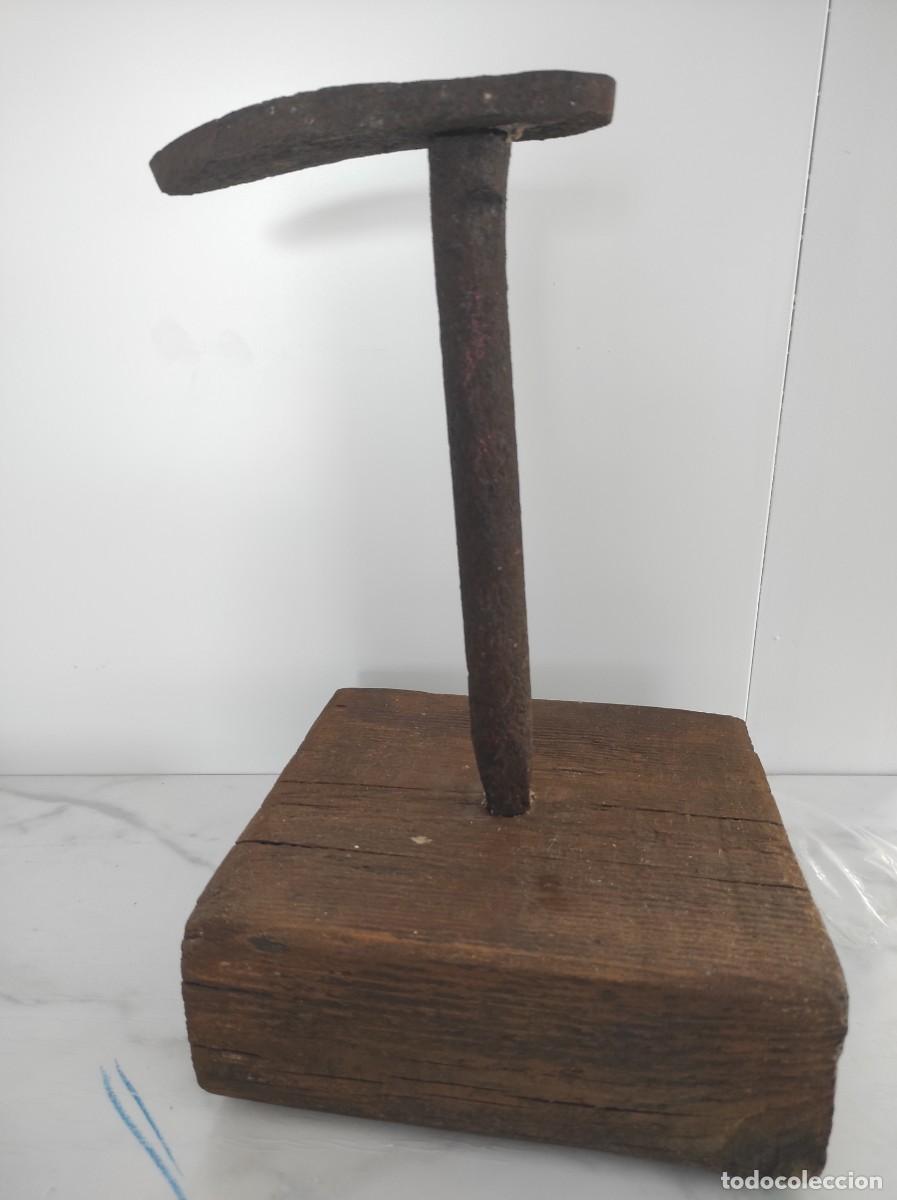 Antig&uuml;edades: Horma de hierro con base de madera - Foto 2