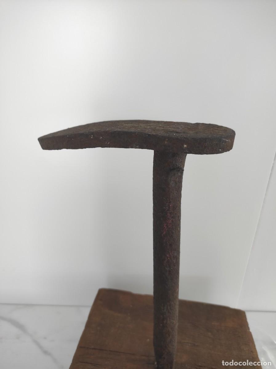 Antig&uuml;edades: Horma de hierro con base de madera - Foto 1