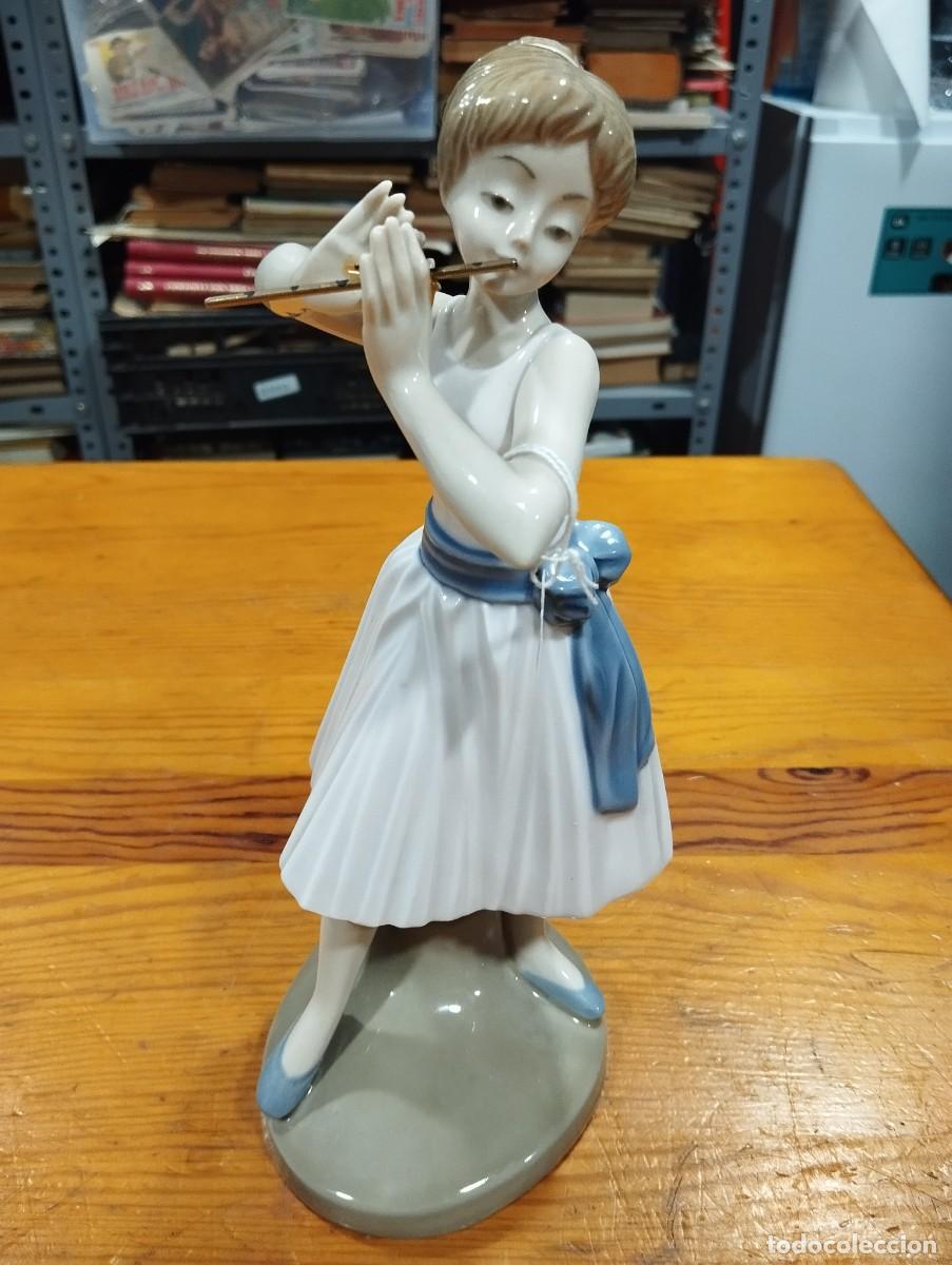 Antig&uuml;edades: PORCELANA &rdquo;TENGRA&rdquo;. MUJER TOCANDO FLAUTA. - Foto 1