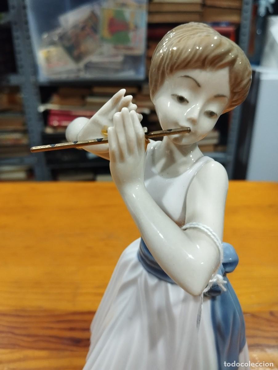 Antig&uuml;edades: PORCELANA &rdquo;TENGRA&rdquo;. MUJER TOCANDO FLAUTA. - Foto 2