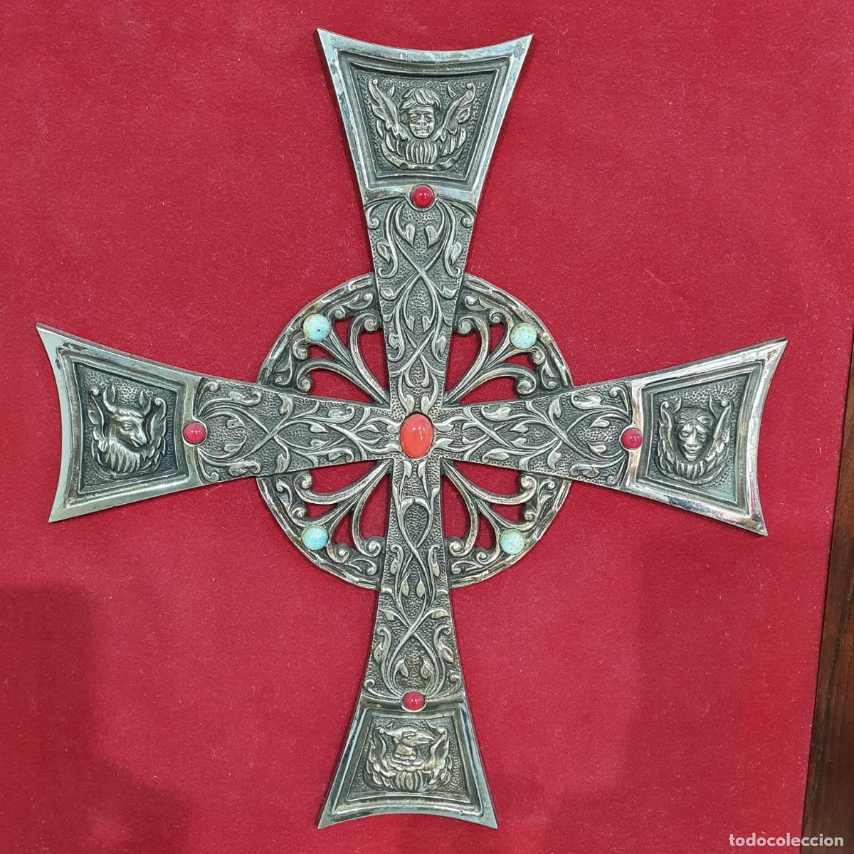 Antig&uuml;edades: Cruz de bronce enmarcada - Foto 2