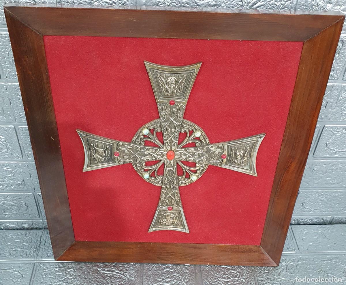 Antig&uuml;edades: Cruz de bronce enmarcada - Foto 3
