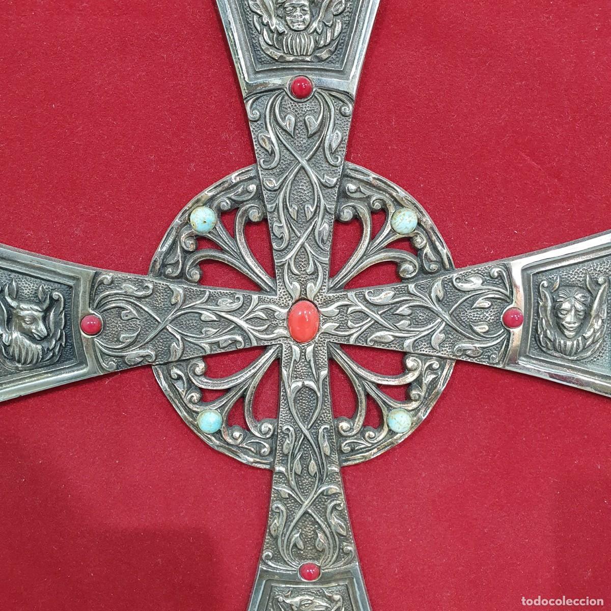 Antig&uuml;edades: Cruz de bronce enmarcada - Foto 4