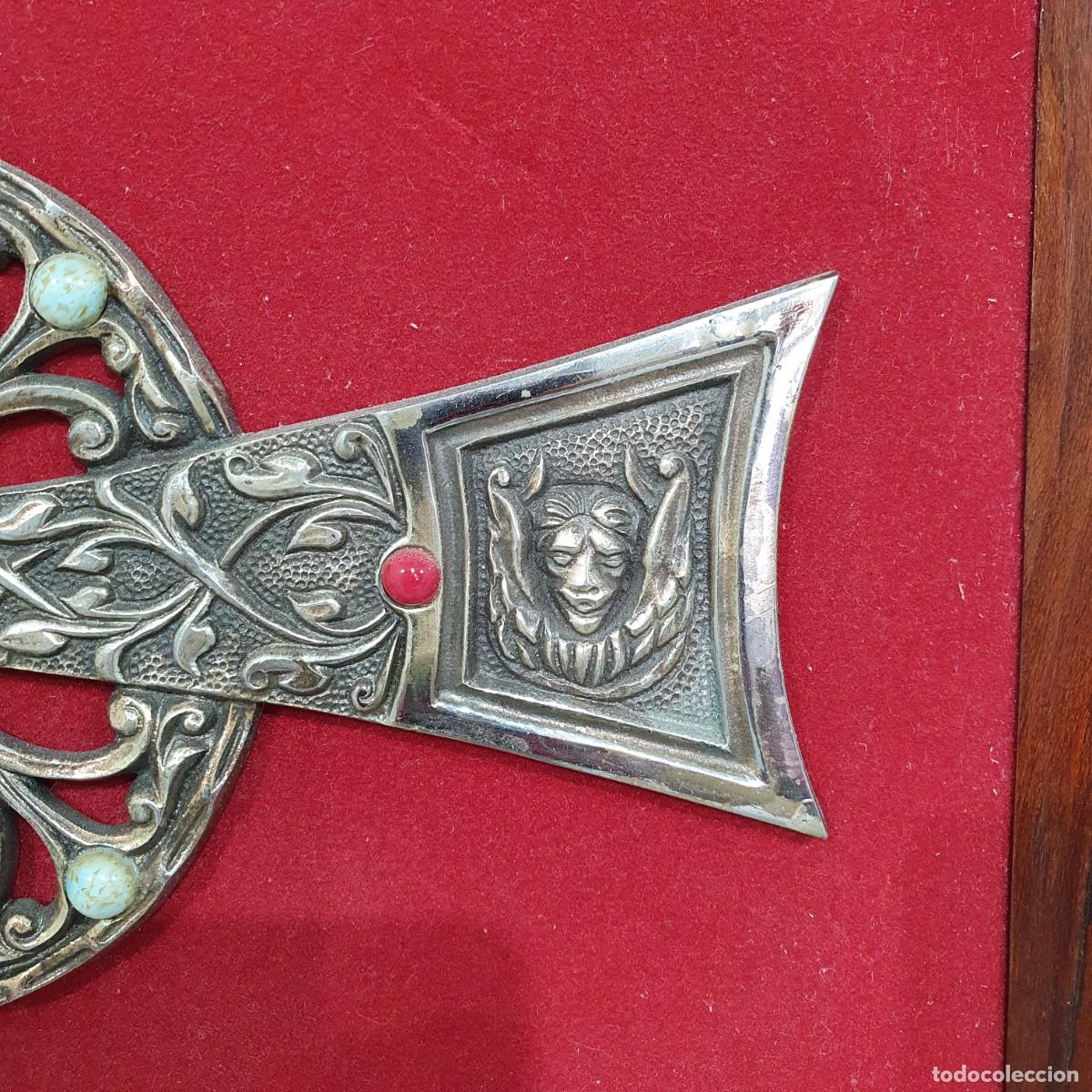 Antig&uuml;edades: Cruz de bronce enmarcada - Foto 6