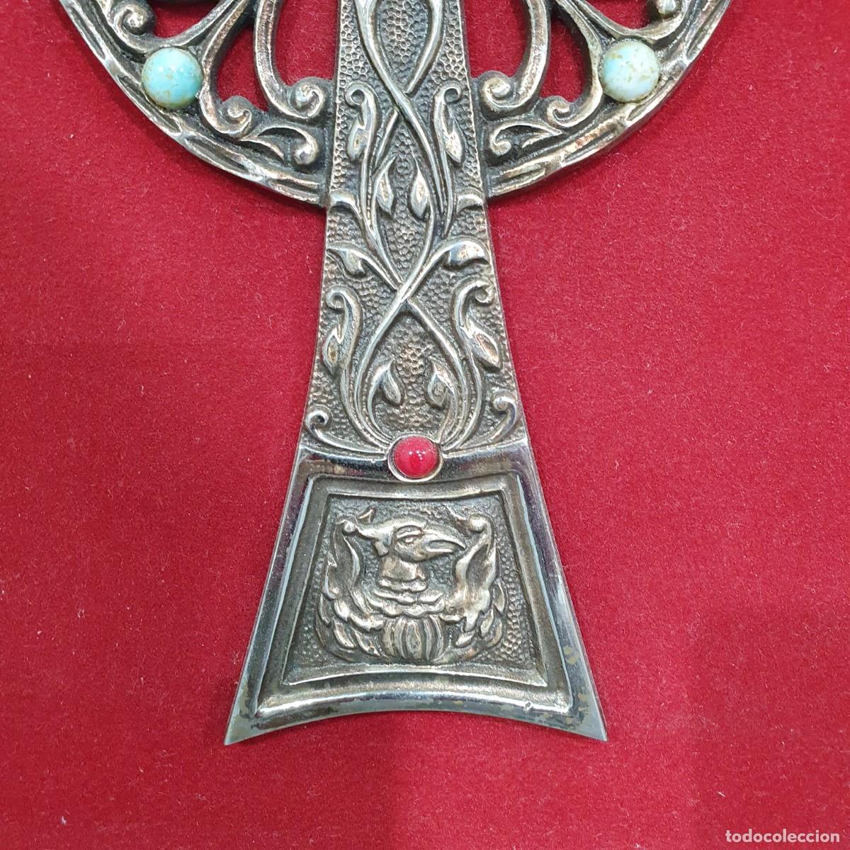 Antig&uuml;edades: Cruz de bronce enmarcada - Foto 7