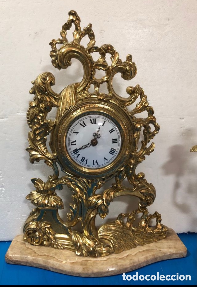 Antig&uuml;edades: Juego de reloj y candelabros de bronce - Foto 2