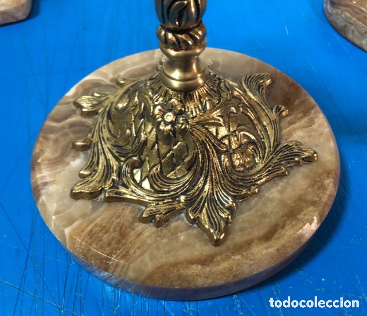 Antig&uuml;edades: Juego de reloj y candelabros de bronce - Foto 4