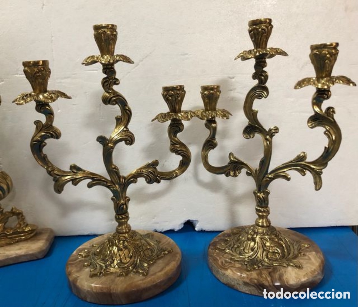 Antig&uuml;edades: Juego de reloj y candelabros de bronce - Foto 5