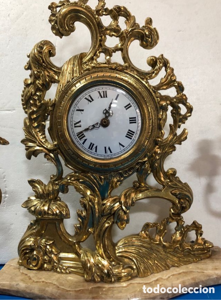 Antig&uuml;edades: Juego de reloj y candelabros de bronce - Foto 6