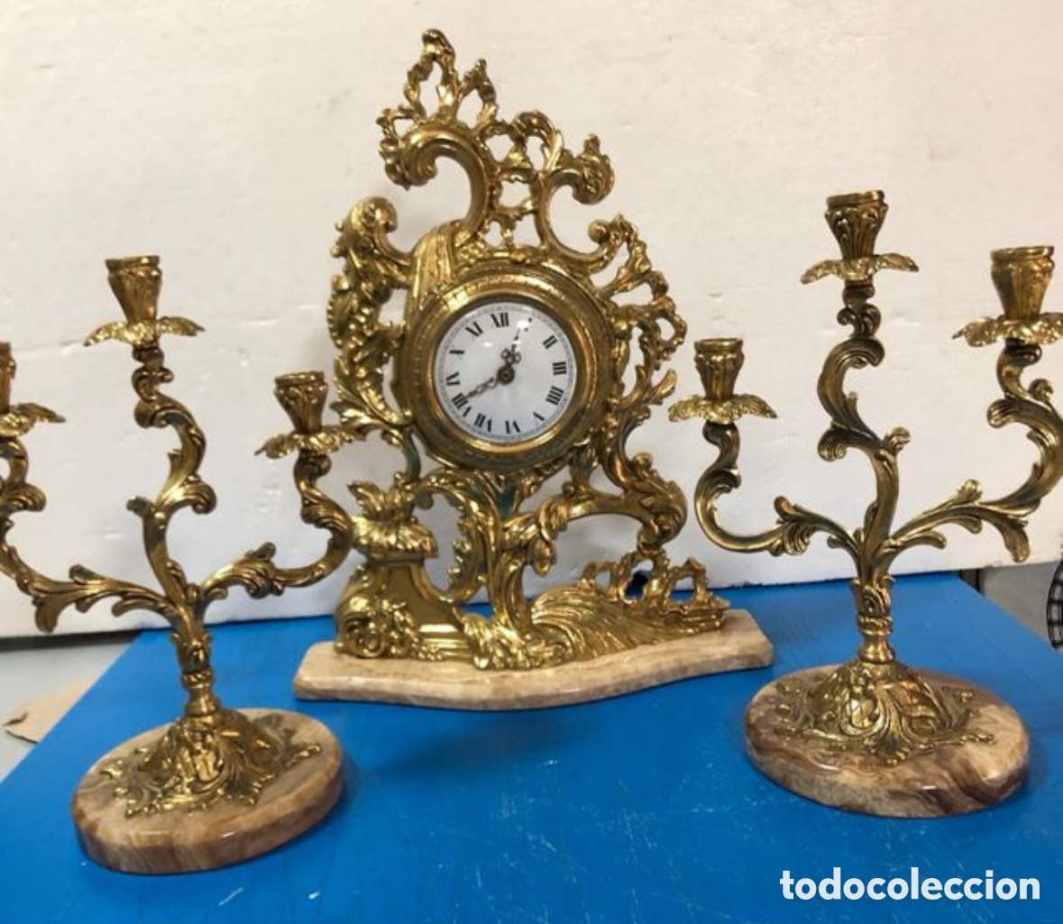 Antig&uuml;edades: Juego de reloj y candelabros de bronce - Foto 1