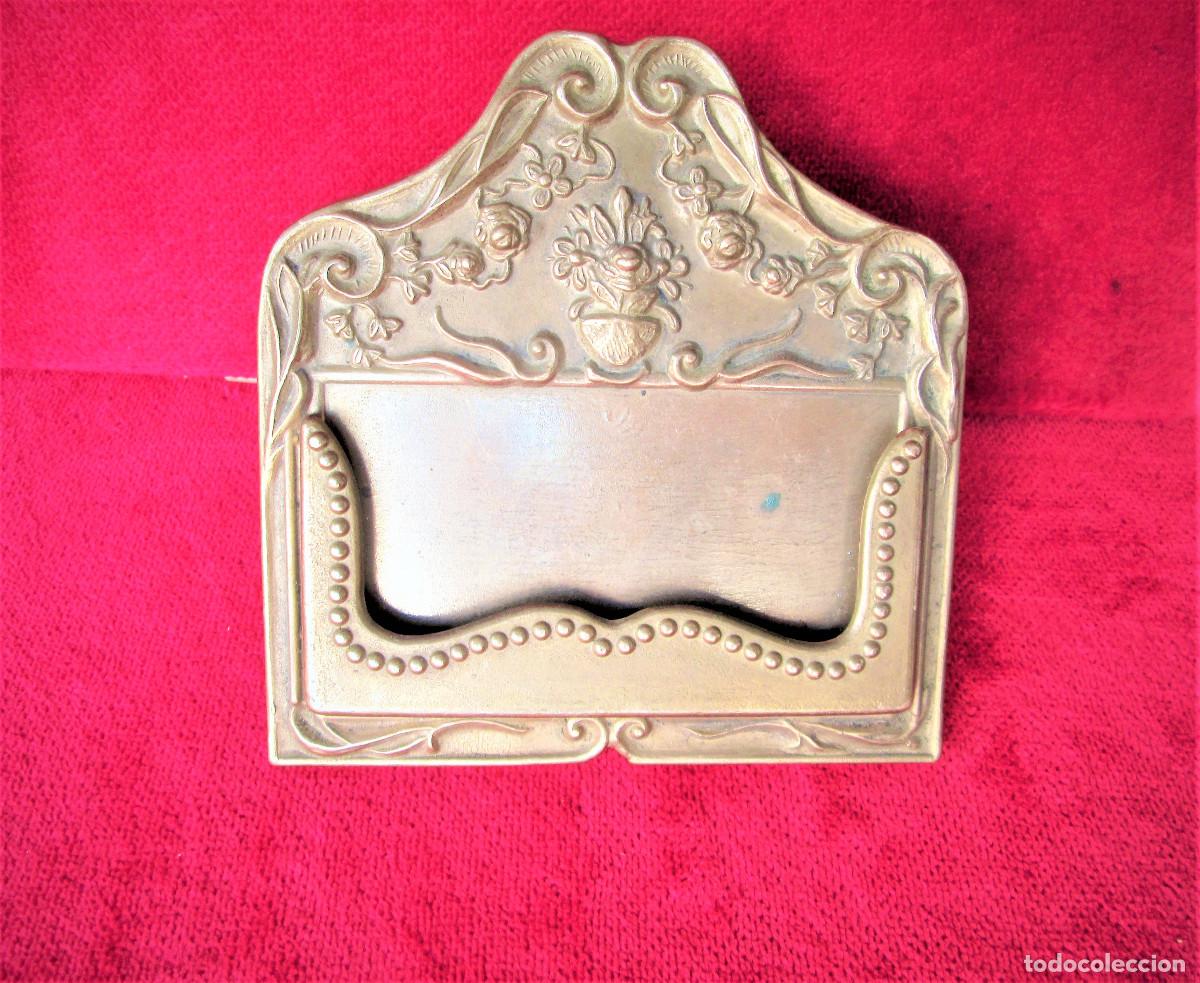 Antig&uuml;edades: TARJETERO DE BRONCE CON PIE PARA POSAR - Foto 1