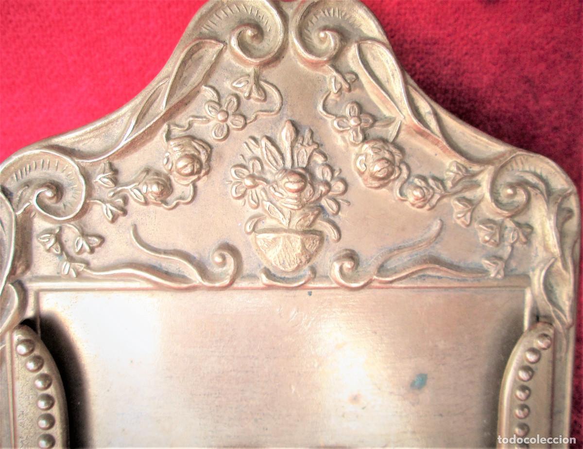 Antig&uuml;edades: TARJETERO DE BRONCE CON PIE PARA POSAR - Foto 2