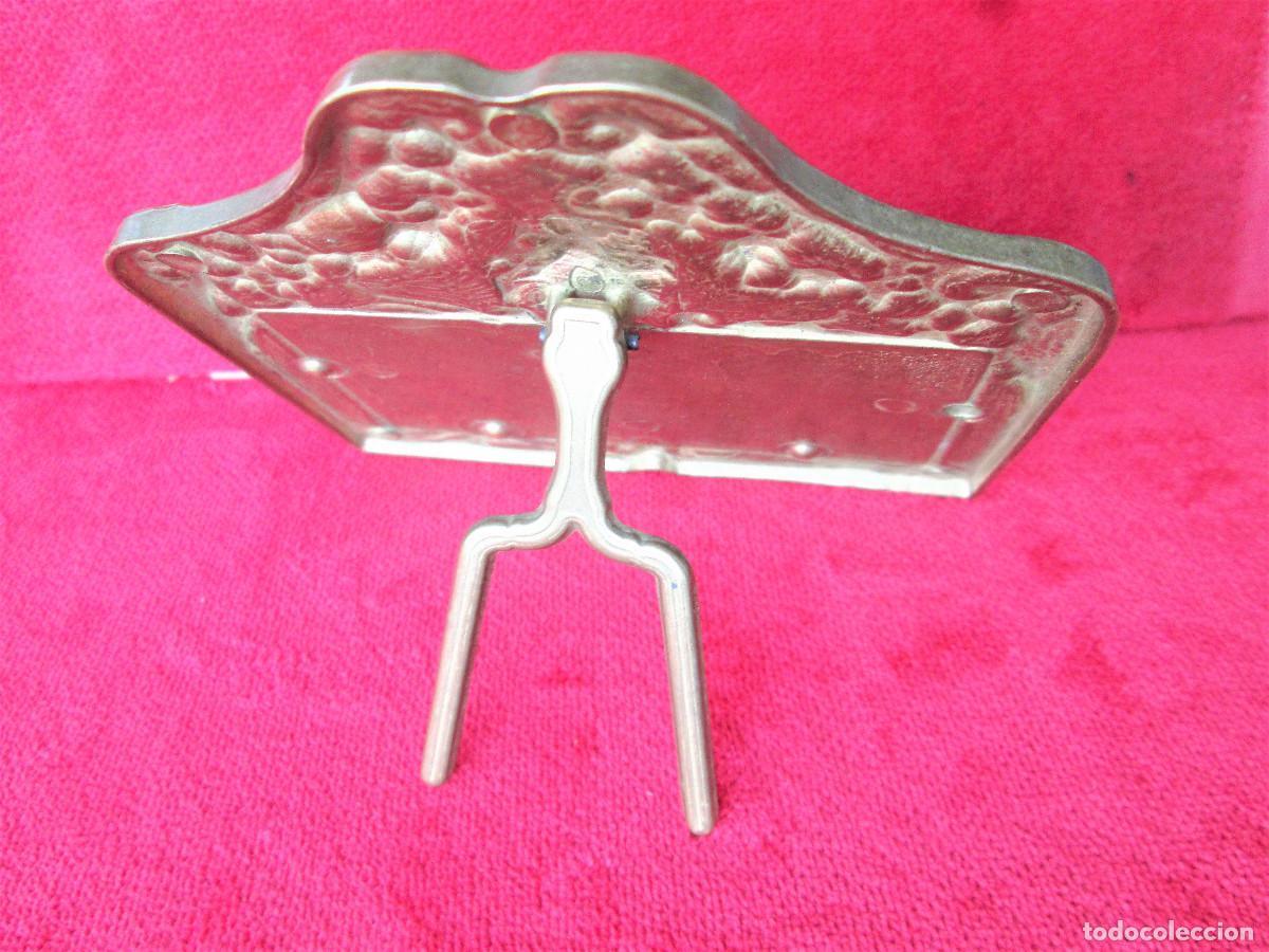 Antig&uuml;edades: TARJETERO DE BRONCE CON PIE PARA POSAR - Foto 3