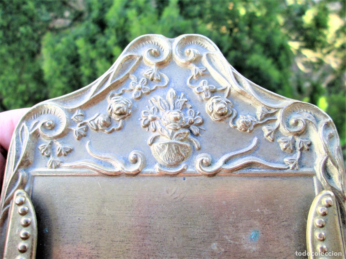 Antig&uuml;edades: TARJETERO DE BRONCE CON PIE PARA POSAR - Foto 6