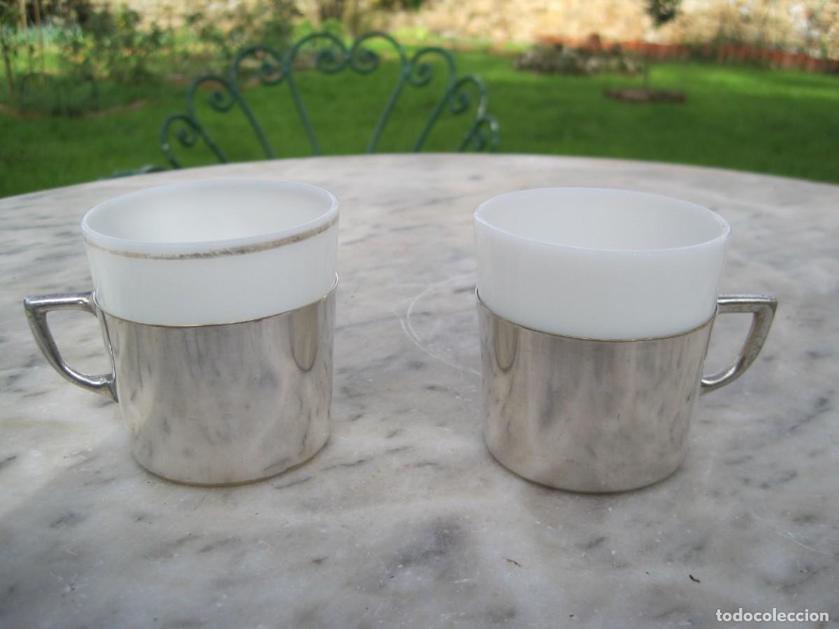 Antig&uuml;edades: PAREJA DE TAZAS DE OPALINA Y LAT&Oacute;N PLATEADO - Foto 1
