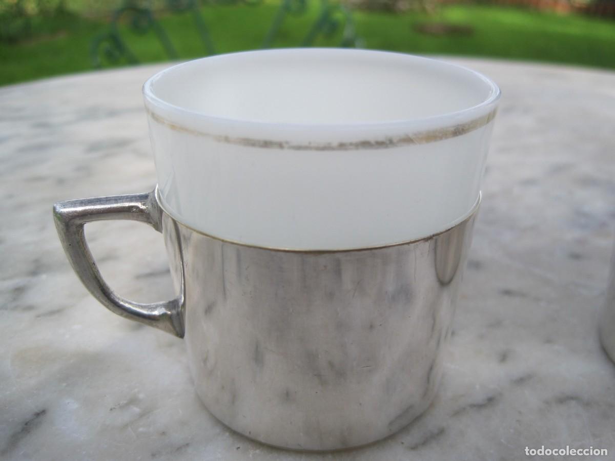 Antig&uuml;edades: PAREJA DE TAZAS DE OPALINA Y LAT&Oacute;N PLATEADO - Foto 2