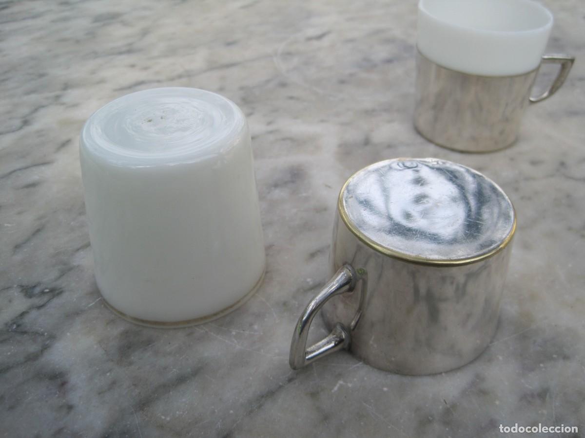 Antig&uuml;edades: PAREJA DE TAZAS DE OPALINA Y LAT&Oacute;N PLATEADO - Foto 5