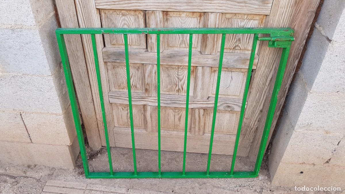 Antig&uuml;edades: PUERTA FORJA CON PESTILLO Y BISAGRAS SIN EL MARCO 86 X 74,5