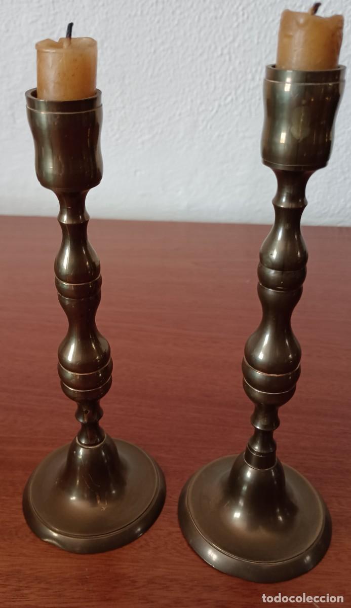 Antig&uuml;edades: ANTIGUA PAREJA DE CANDELABROS DE BRONCE - Foto 2