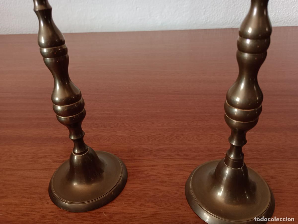 Antig&uuml;edades: ANTIGUA PAREJA DE CANDELABROS DE BRONCE - Foto 6