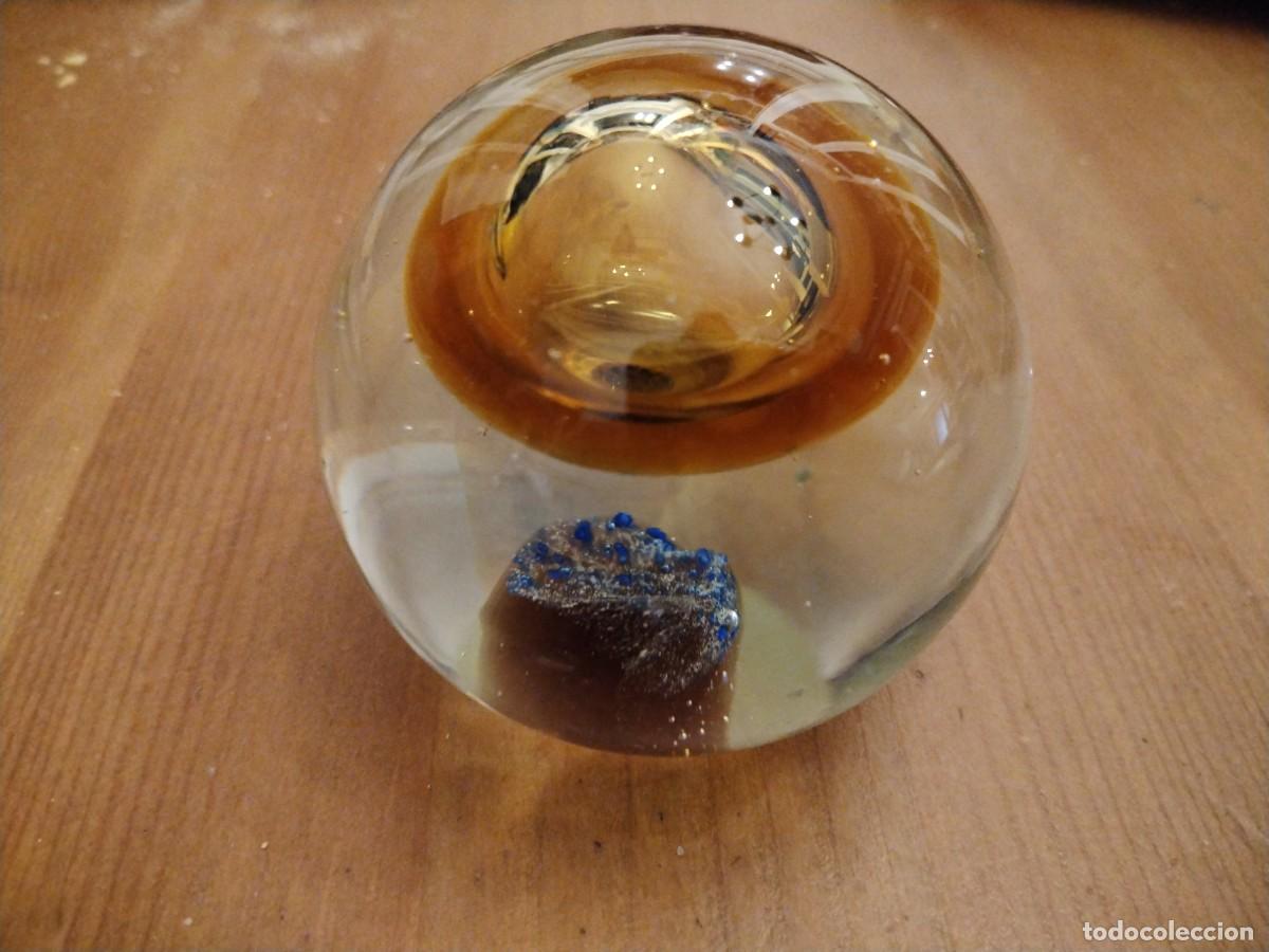 Antig&uuml;edades: Pisapapeles de cristal - Foto 2