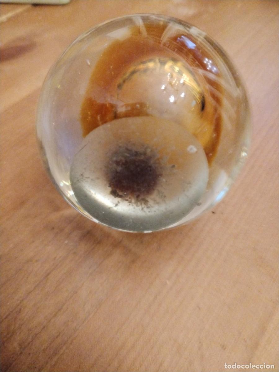 Antig&uuml;edades: Pisapapeles de cristal - Foto 3