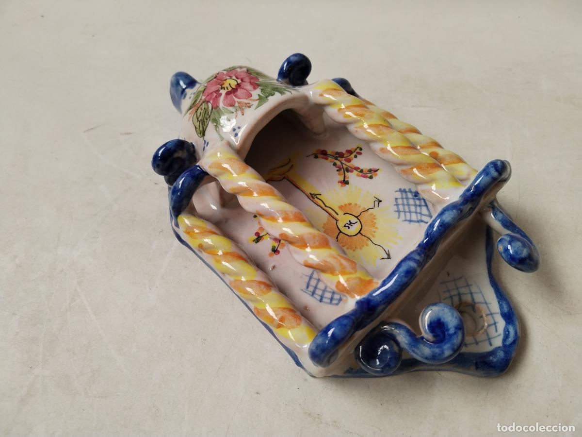 Antig&uuml;edades: benditera en ceramica lario - Foto 5
