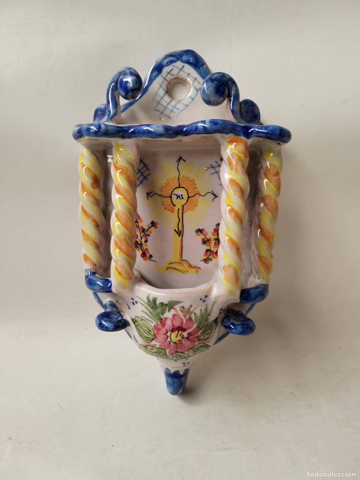 Antig&uuml;edades: benditera en ceramica lario - Foto 1