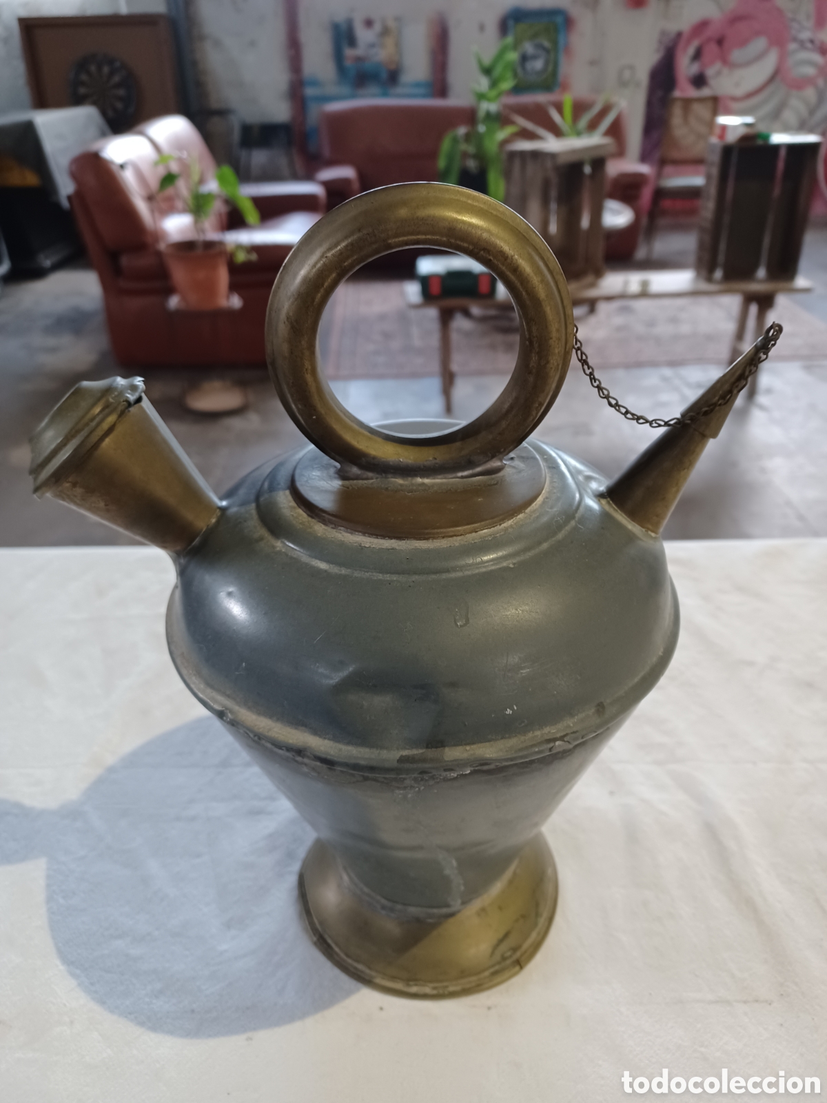 Antig&uuml;edades: Botijo antiguo de metal. - Foto 1