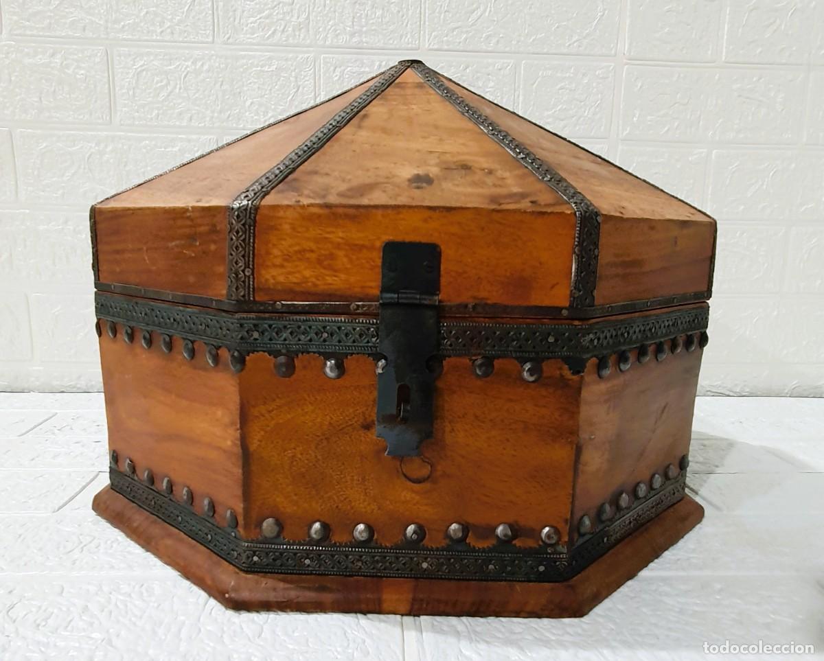 Antig&uuml;edades: Caja de madera octogonal - Foto 1