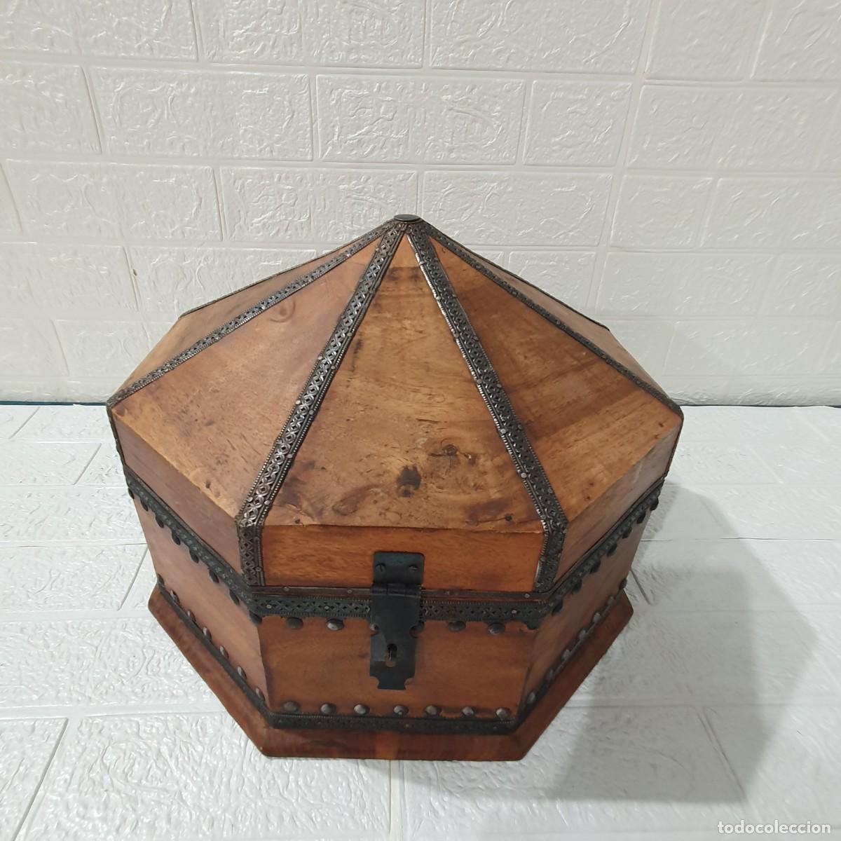 Antig&uuml;edades: Caja de madera octogonal - Foto 3