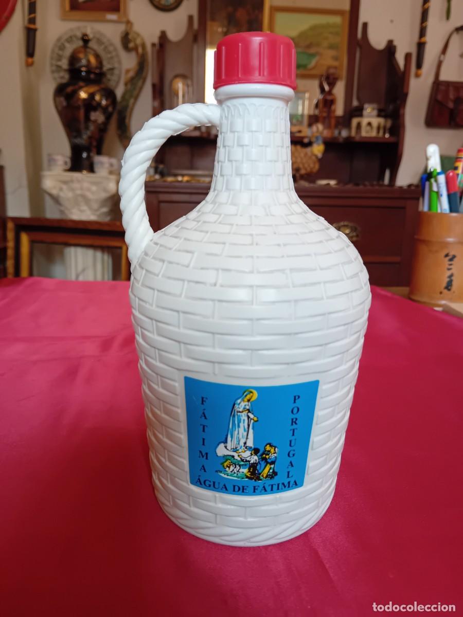 Antig&uuml;edades: Agua de F&aacute;tima garrafa de pl&aacute;stico llena ,d&eacute;cada de los 60. - Foto 1