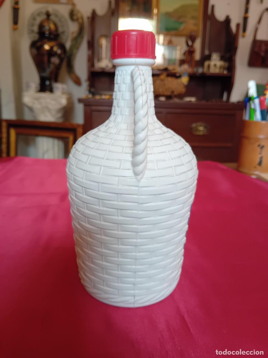 Antig&uuml;edades: Agua de F&aacute;tima garrafa de pl&aacute;stico llena ,d&eacute;cada de los 60. - Foto 2