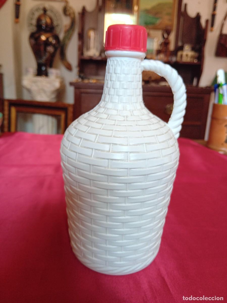 Antig&uuml;edades: Agua de F&aacute;tima garrafa de pl&aacute;stico llena ,d&eacute;cada de los 60. - Foto 3