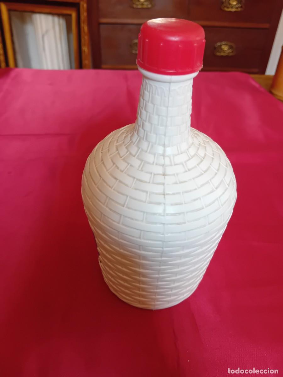 Antig&uuml;edades: Agua de F&aacute;tima garrafa de pl&aacute;stico llena ,d&eacute;cada de los 60. - Foto 4