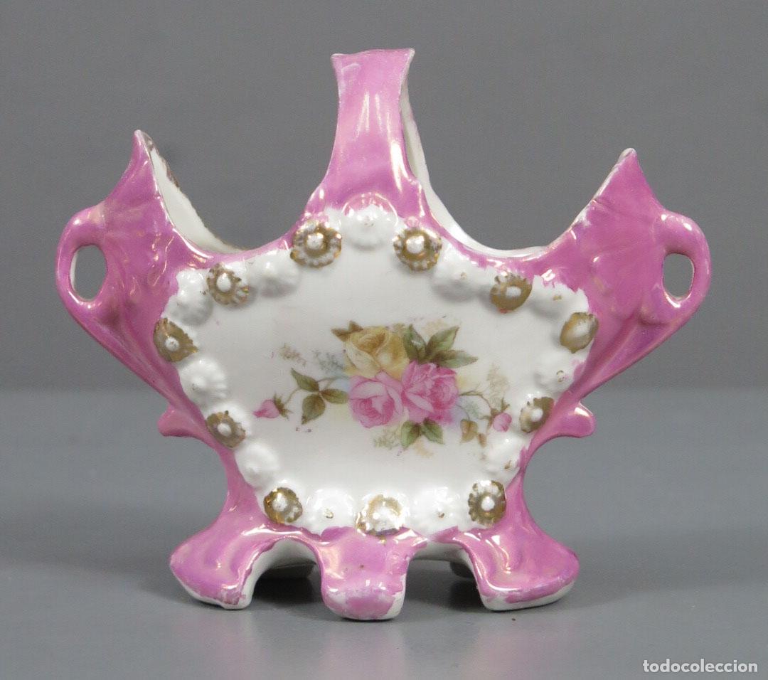 Antig&uuml;edades: CENTRO O VIOLETERO. PORCELANA. HACIA 1890.
