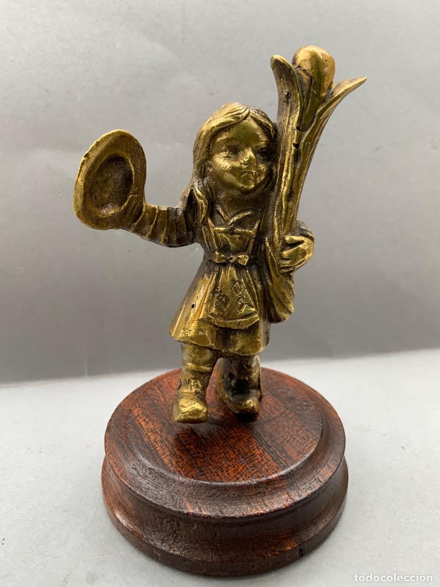 Antig&uuml;edades: Miniatura bronce. Muchacha con nardo . 11 cent&iacute;metros. - Foto 2