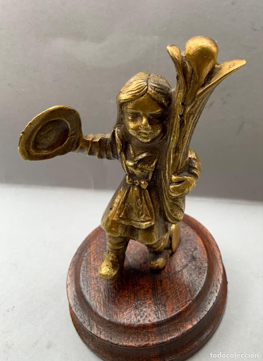 Antig&uuml;edades: Miniatura bronce. Muchacha con nardo . 11 cent&iacute;metros. - Foto 3