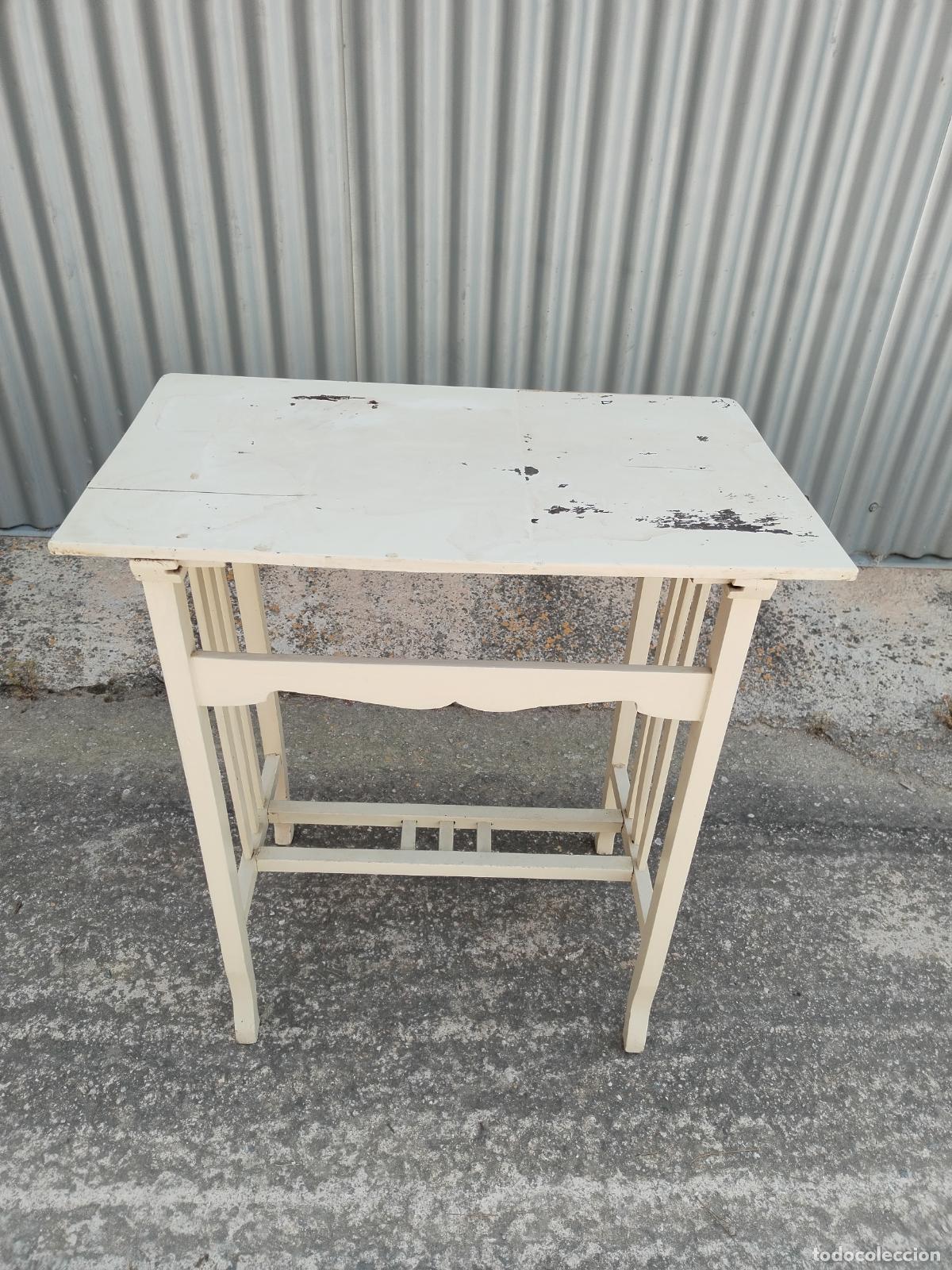 Antig&uuml;edades: mesa auxiliar antigua repintada - Foto 3