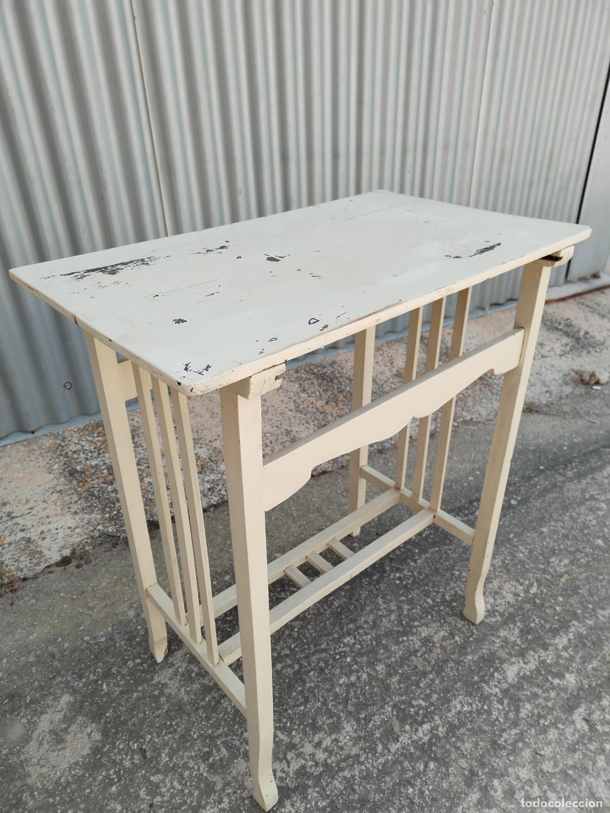 Antig&uuml;edades: mesa auxiliar antigua repintada - Foto 4