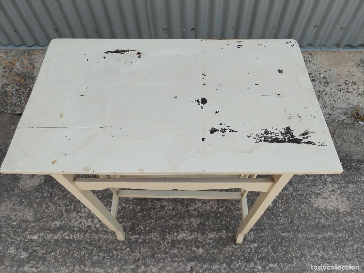 Antig&uuml;edades: mesa auxiliar antigua repintada - Foto 5