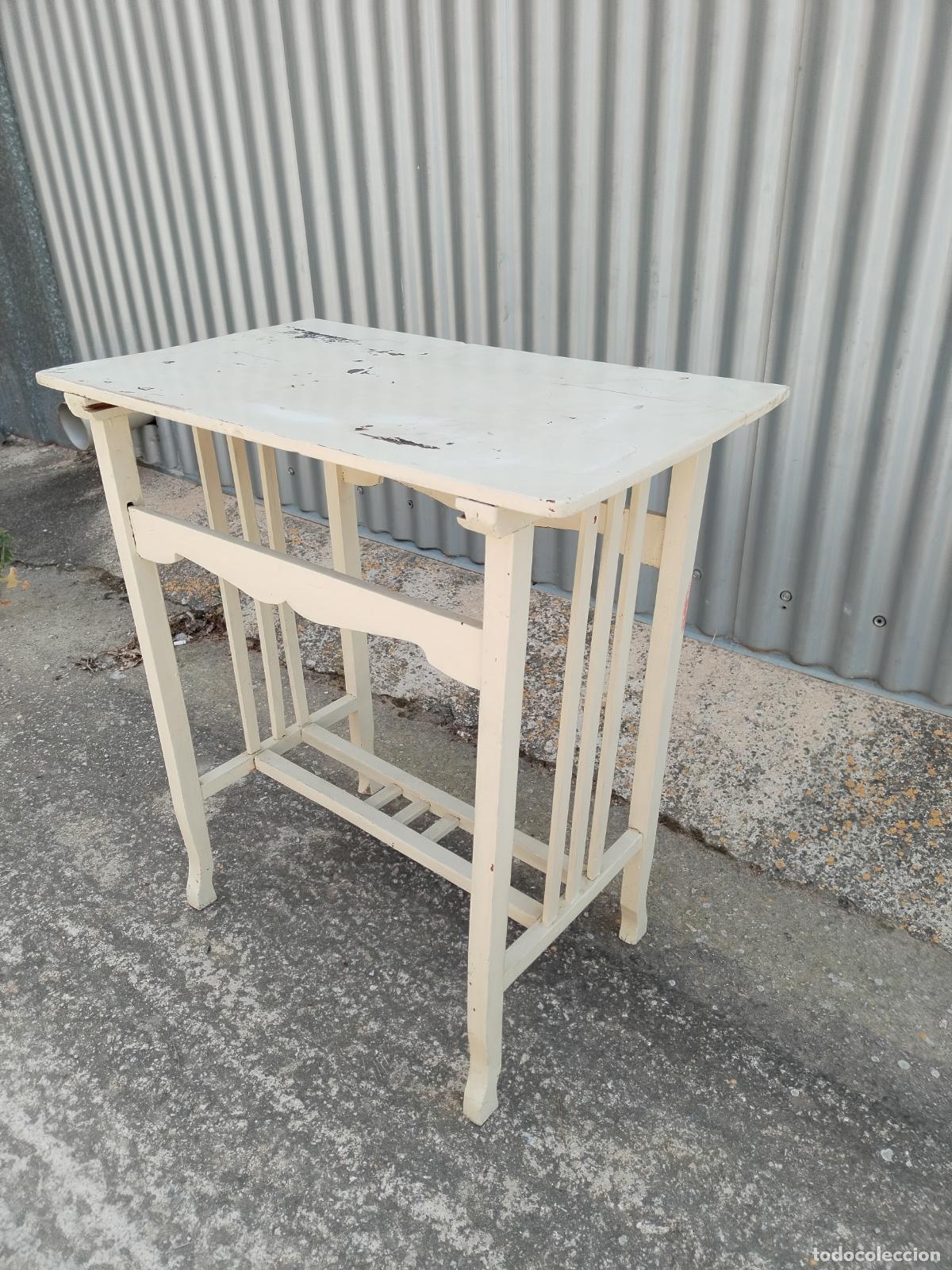 Antig&uuml;edades: mesa auxiliar antigua repintada - Foto 6