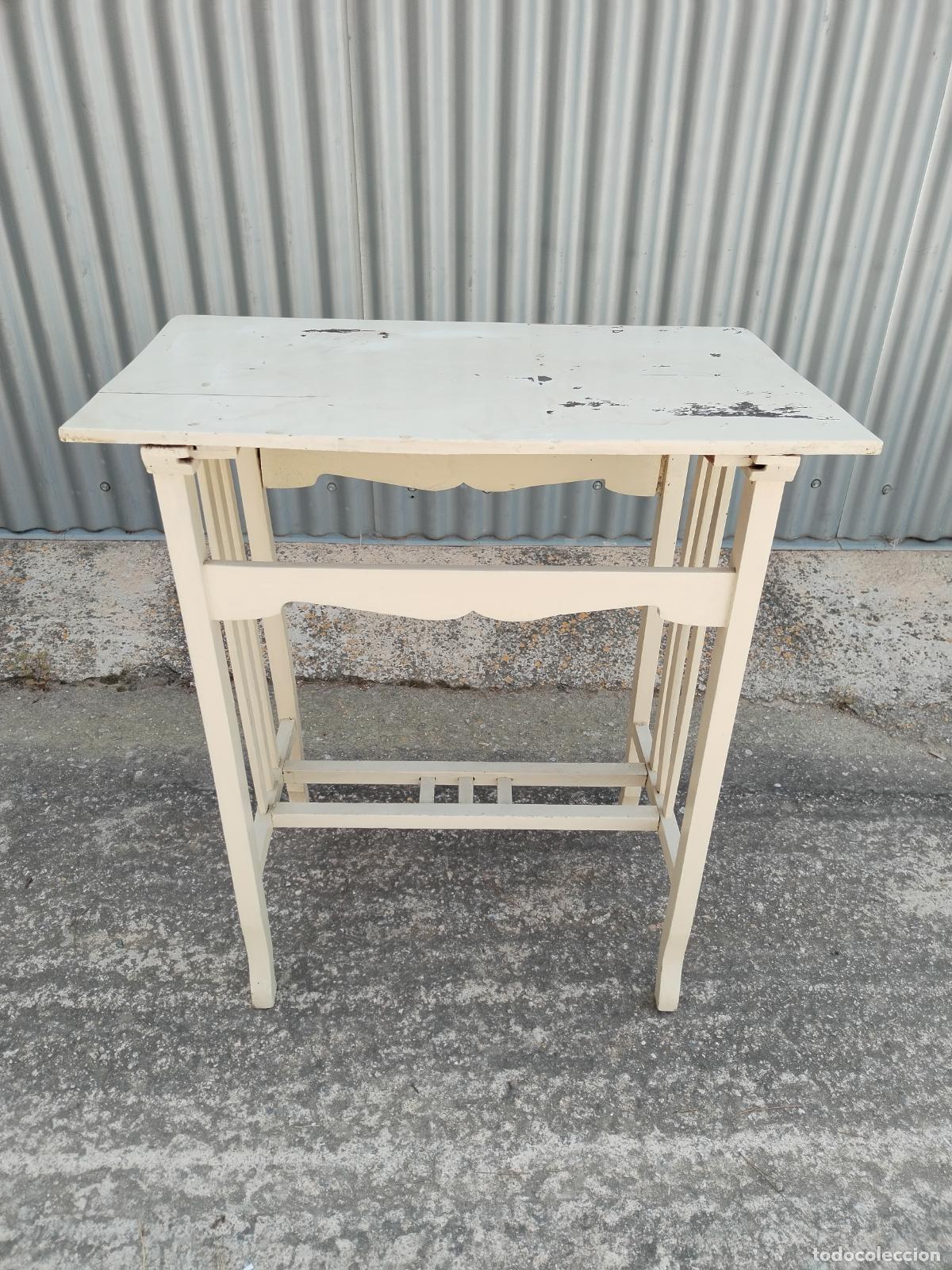 Antig&uuml;edades: mesa auxiliar antigua repintada - Foto 1
