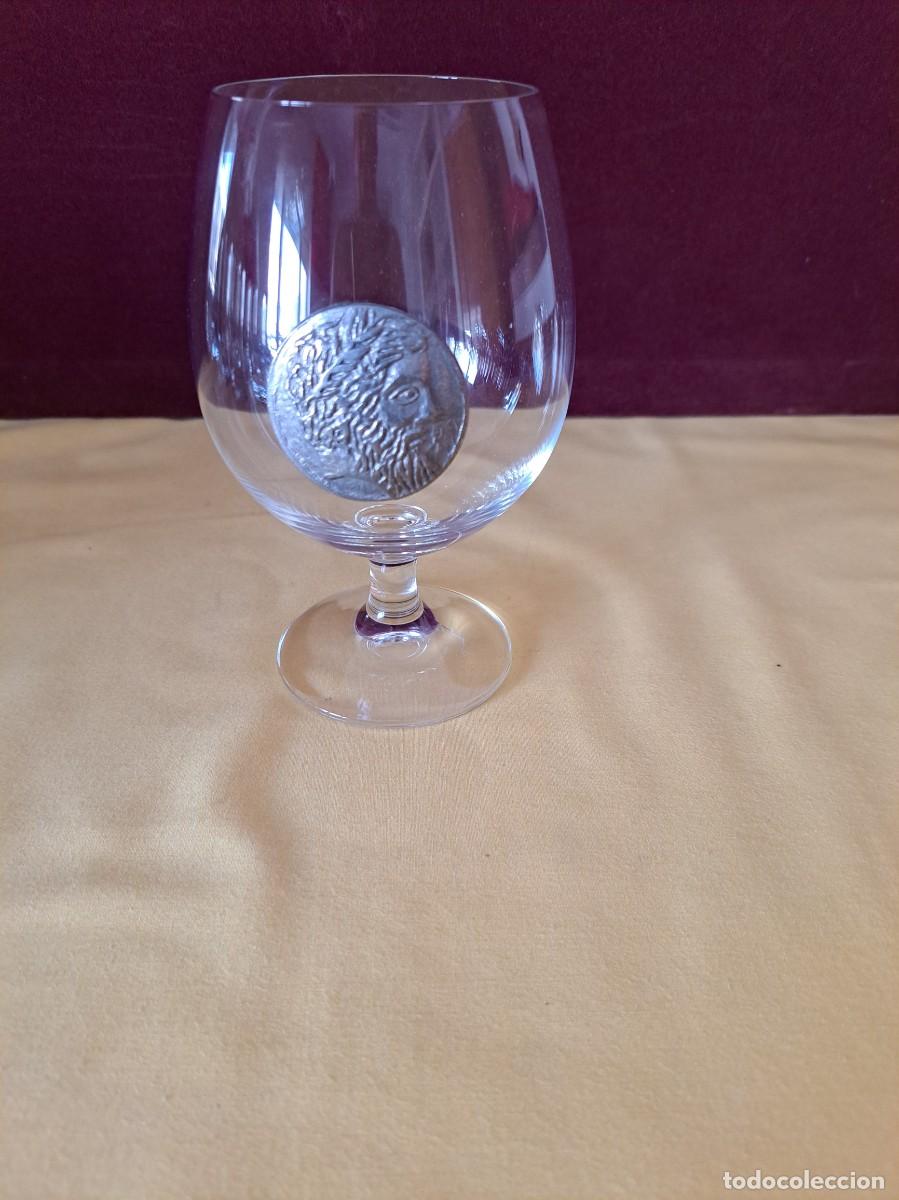 Antig&uuml;edades: COPA DE COGNAC CON DECORACION DE MONEDA DEL PELTRE - Foto 1