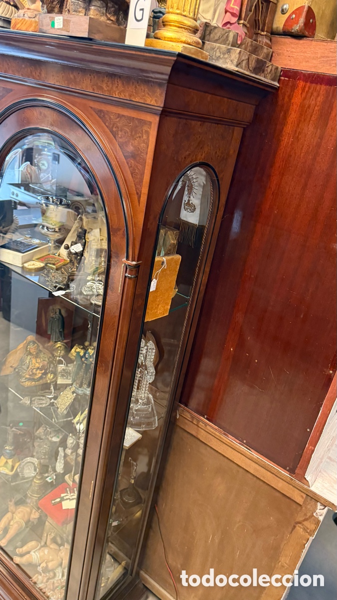 Antig&uuml;edades: Mueble vitrina expositor en cristal biselado y madera. - Foto 3