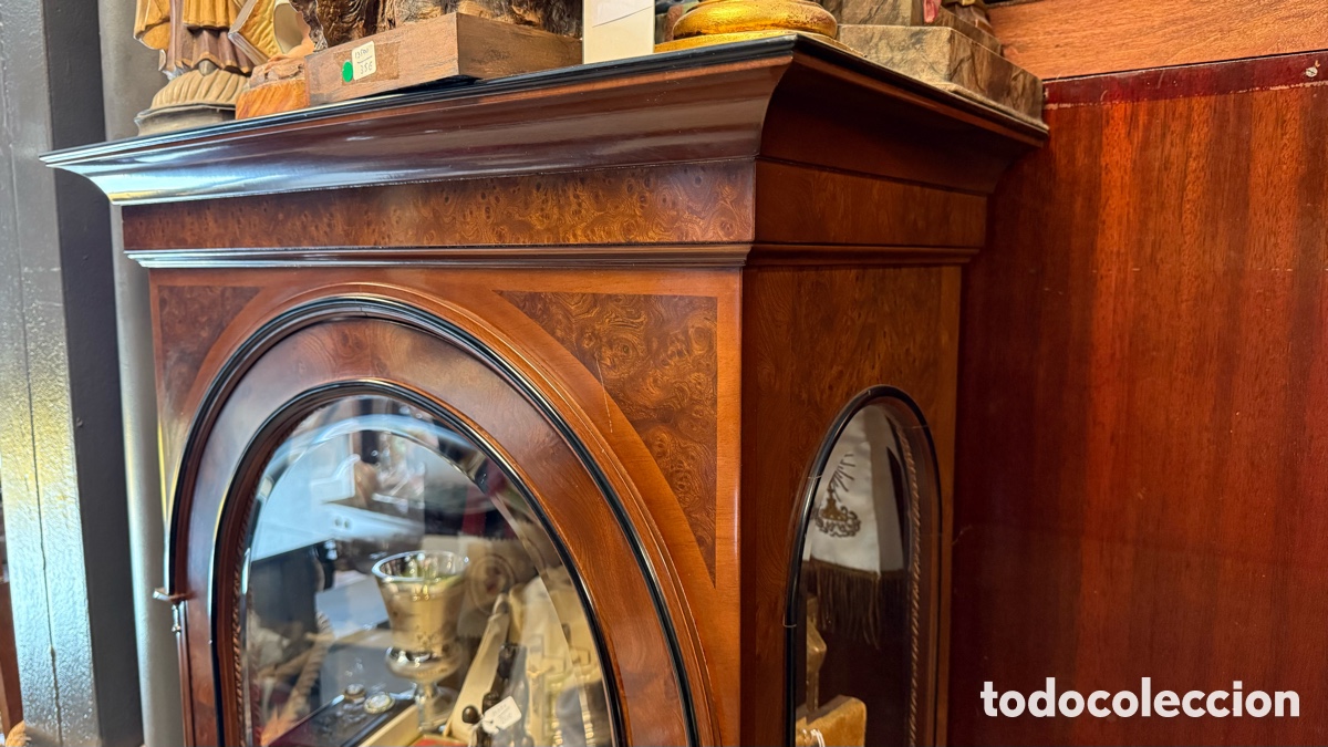 Antig&uuml;edades: Mueble vitrina expositor en cristal biselado y madera. - Foto 4