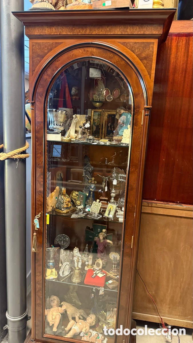 Antig&uuml;edades: Mueble vitrina expositor en cristal biselado y madera. - Foto 1