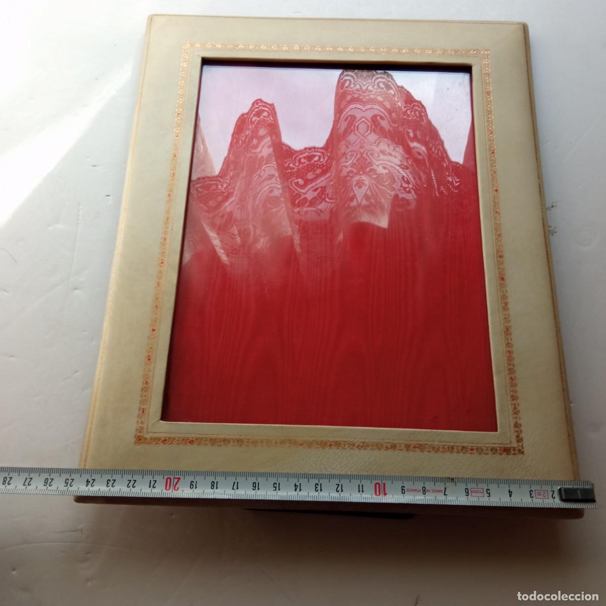 Antig&uuml;edades: Antiguo marco de piel sobre mesa - Foto 2