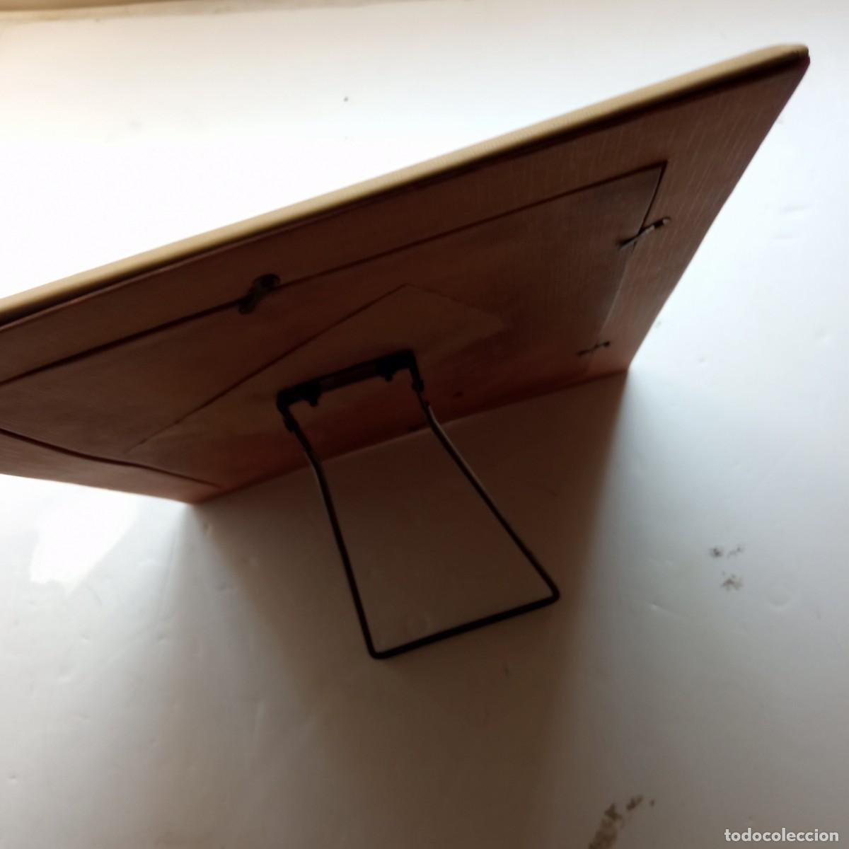 Antig&uuml;edades: Antiguo marco de piel sobre mesa - Foto 6