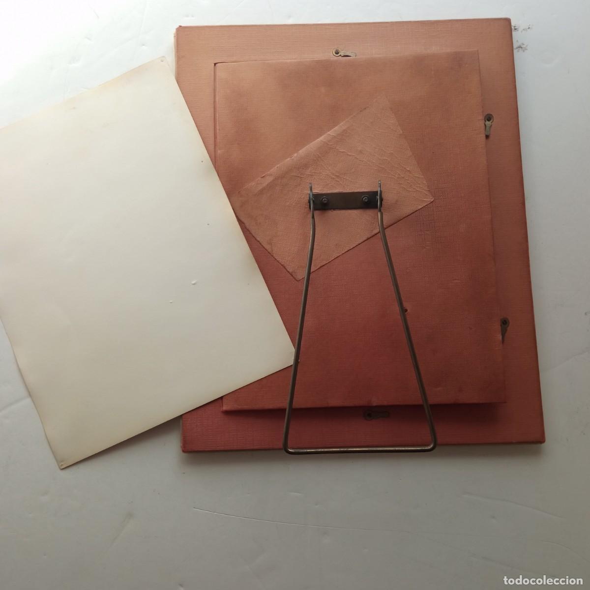 Antig&uuml;edades: Antiguo marco de piel sobre mesa - Foto 11